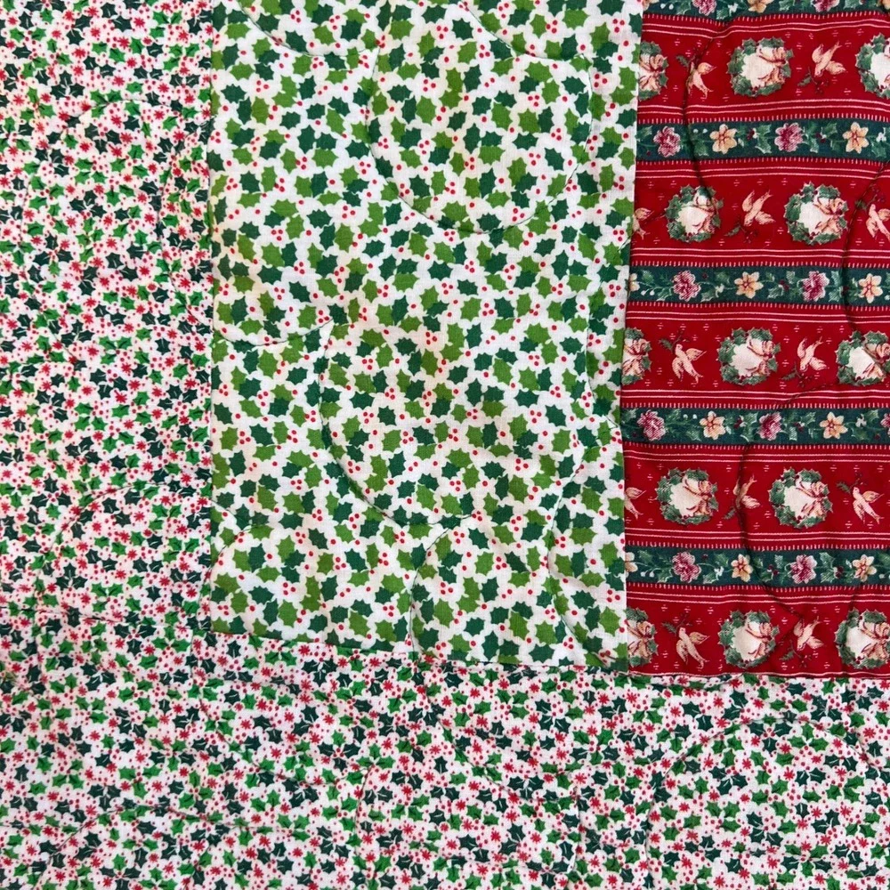 Handmade Quilted Throw Blanket‎ Winter Cabin Scene Green Red Christmas Theme